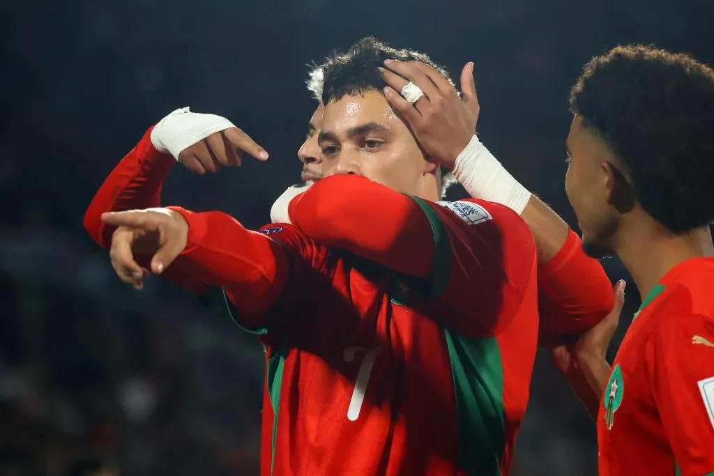 Zabiri pide aplausos para Maamma por su gran asistencia en el duelo contra Argentina. (Jonnathan Oyarzun/Photosport).