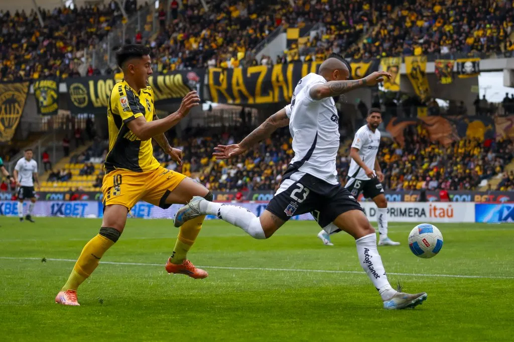 Arturo Vidal sufrió por el nivel de Matías Palavecino. Foto: Pepe Alvujar/Photosport