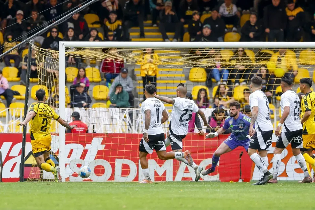 Bruno Cabrera liquidó a Colo Colo con un toque leve y muy certero. (Pepe Alvujar/Photosport).