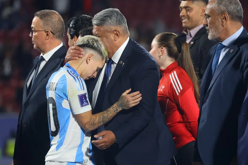 Gianluca Prestianni recibe algo de consuelo de Chiqui Tapia, presidente de la ANFP. (Jonnathan Oyarzun/Photosport).