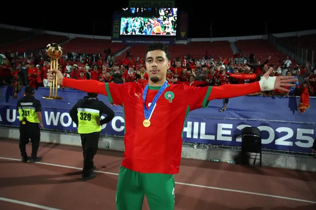 Othmane Maamma terminó quedándose con el Balón de Oro como el mejor jugador del Mundial Sub 20 de Chile 2025. | Foto: Photosport.