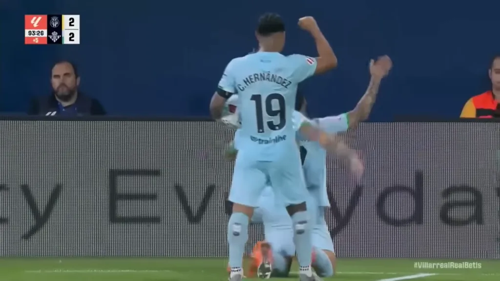 Aitor Ruibal intervino justo a tiempo para salvar a su compañero Antony. (Captura ESPN).