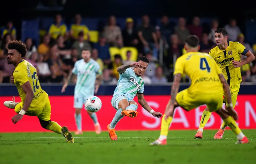Con este remate, Antony sentenció el empate del Betis ante Villarreal. (Aitor Alcalde/Getty Images).