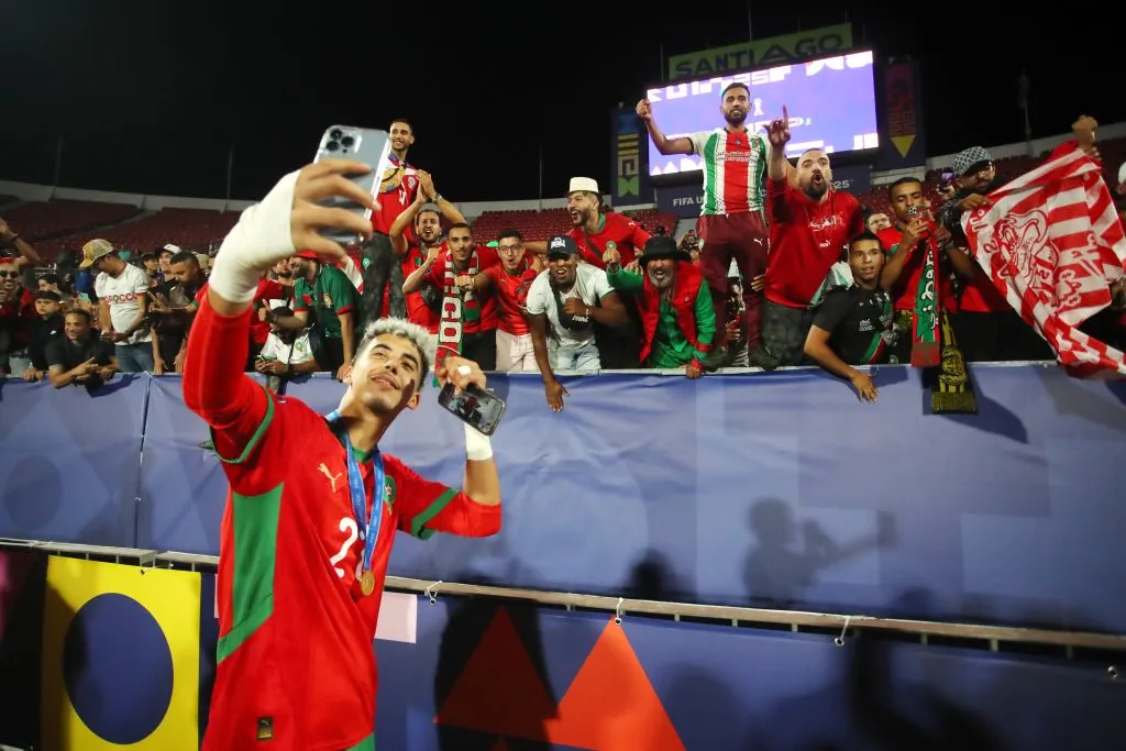 Yassir Zabiri celebrando con los hinchas marroquíes. Foto: Jonnathan Oyarzun/Photosport