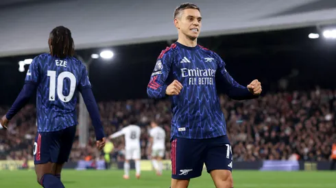 Leandro Trossard marcó contra Fulham y le dio la victoria al Arsenal para trepar a lo más alto de la Premier League.