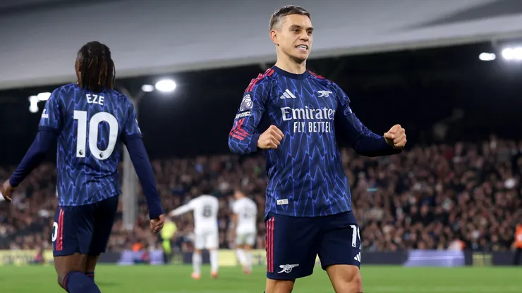 Leandro Trossard marcó contra Fulham y le dio la victoria al Arsenal para trepar a lo más alto de la Premier League.