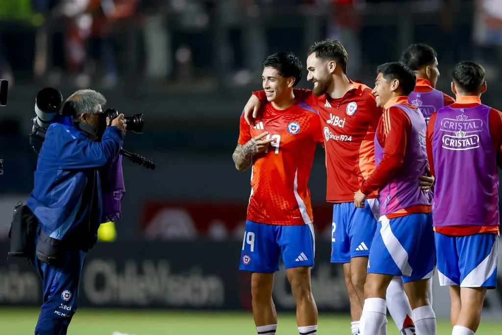 Maxi Gutiérrez posa para una foto junto a Ben Brereton. (Pepe Alvujar/Photosport).