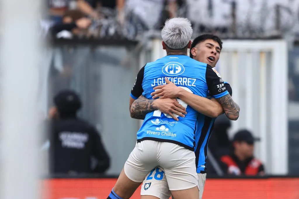 Joaquín y Maxi Gutiérrez festejan un gol de Huachipato ante Colo Colo. (Felipe Zanca/Photosport).