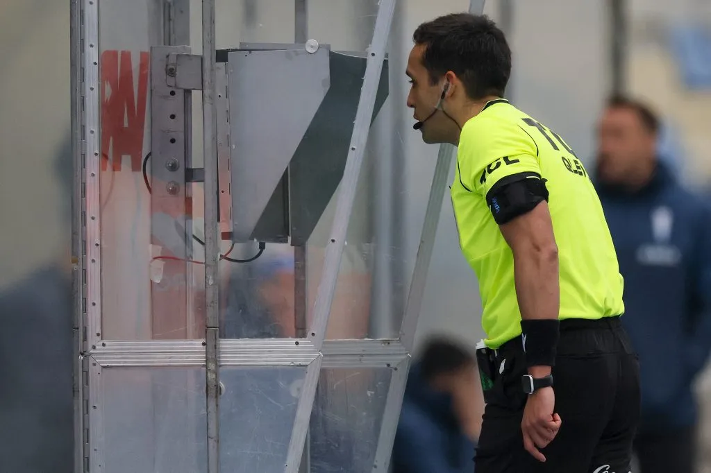 Manuel Vergara, otro juez de la nueva camada en el fútbol chileno. (Andres Pina/Photosport).