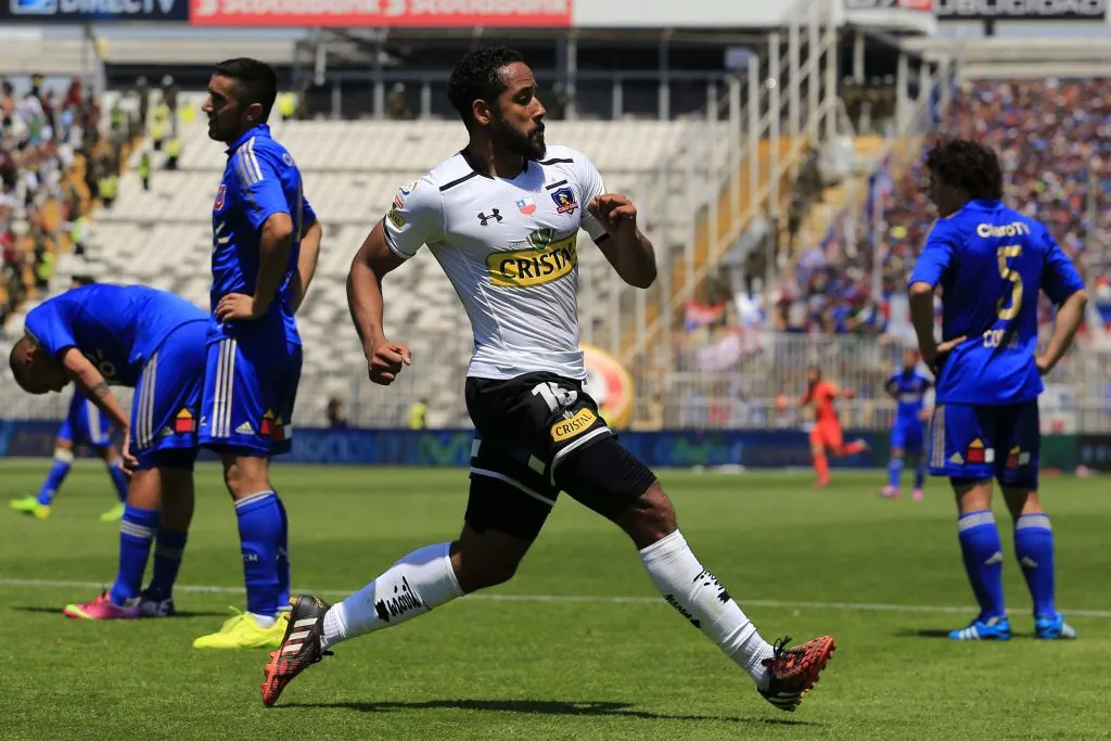 Jean Beausejour celebra un gol a U de Chile en un Superclásico jugado en el Monumental. (Andres Pina/Photosport).