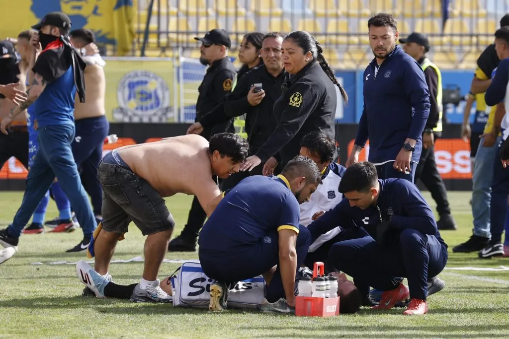 Ignacio González fue reprochado por un hincha mientras recibía atención médica por este terrible golpe. (Raul Zamora/Photosport).