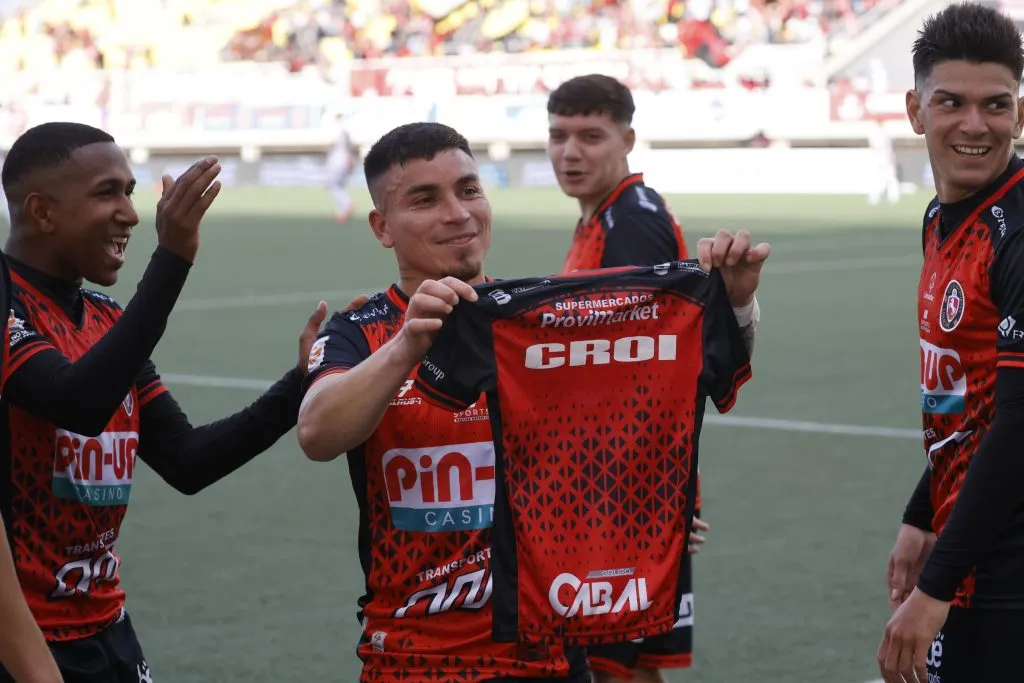 Luis Guerra y Daniel Castro celebran ante Cobresal. (Sebastian Cisternas/Photosport).