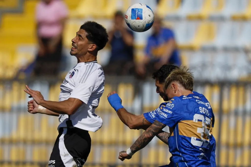 Salomón Rodríguez en acción ante Everton contra uno que apunta a volver a los albos: Lucas Soto. (Andres Pina/Photosport).