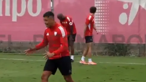 Alexis Sánchez fue protagonista de una chistosa escena en la práctica sevillista.
