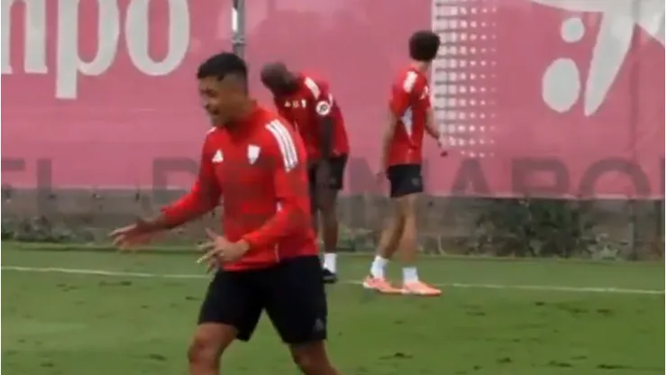 Alexis Sánchez fue protagonista de una chistosa escena en la práctica sevillista.