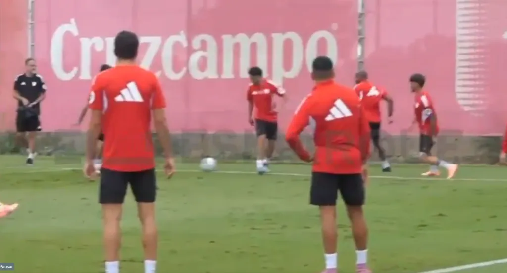 Así miraba Alexis Sánchez el ejercicio en la práctica del Sevilla. (Captura El Desmarque).