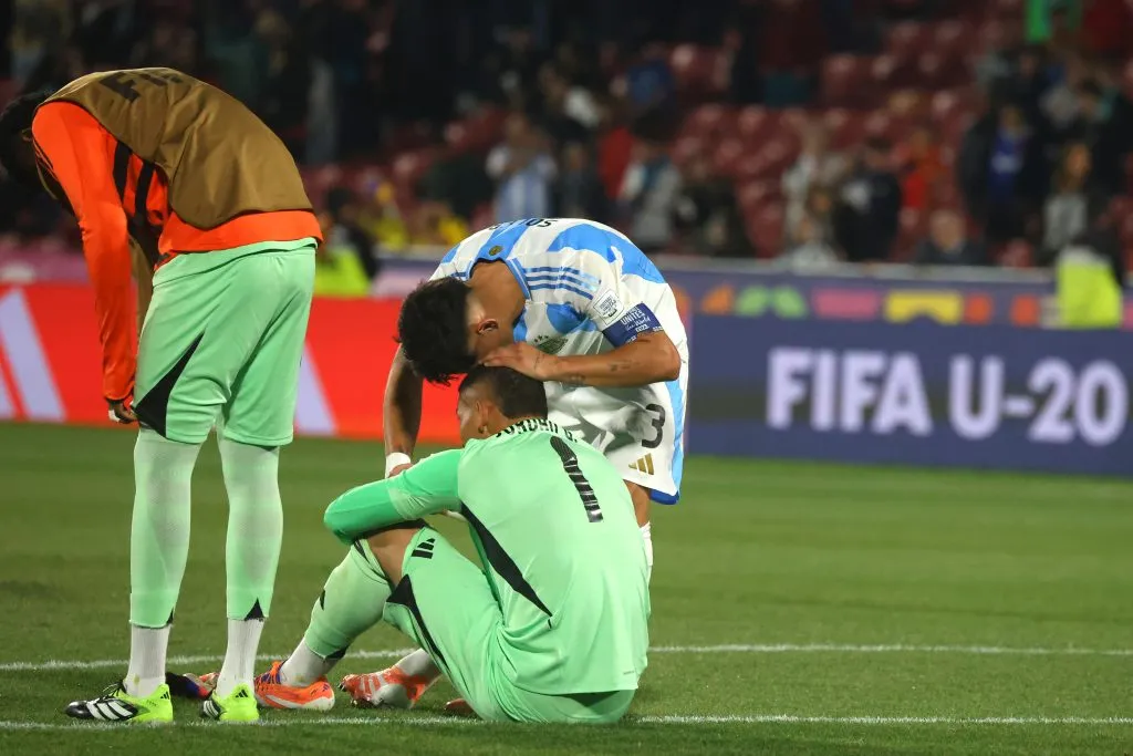 Julio Soler consuela al arquero de Colombia tras ganarles en semis. Para aplaudir. (Photosport)
