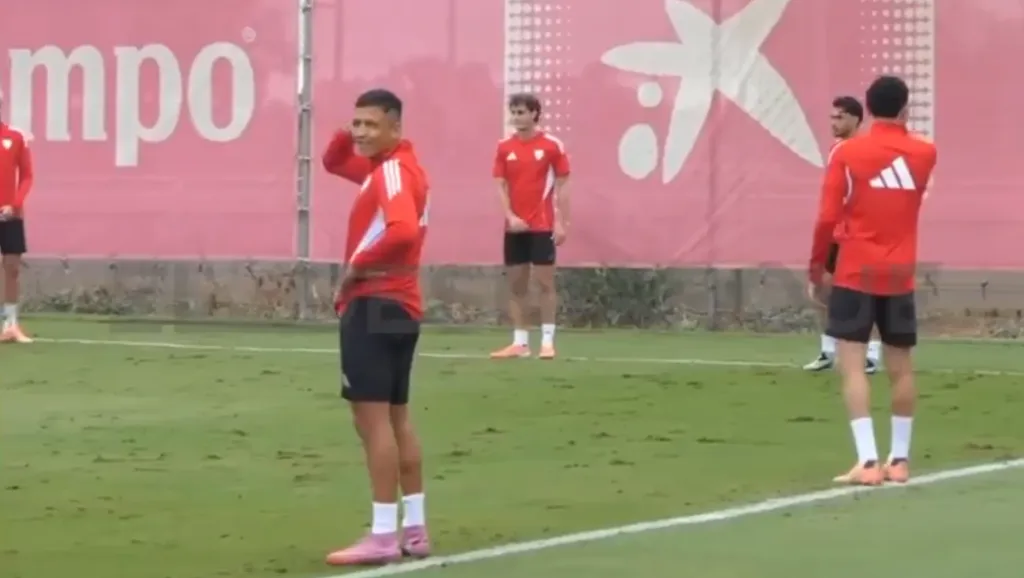 Otra de las reacciones de Alexis Sánchez en la práctica del Sevilla. (Captura El Desmarque).