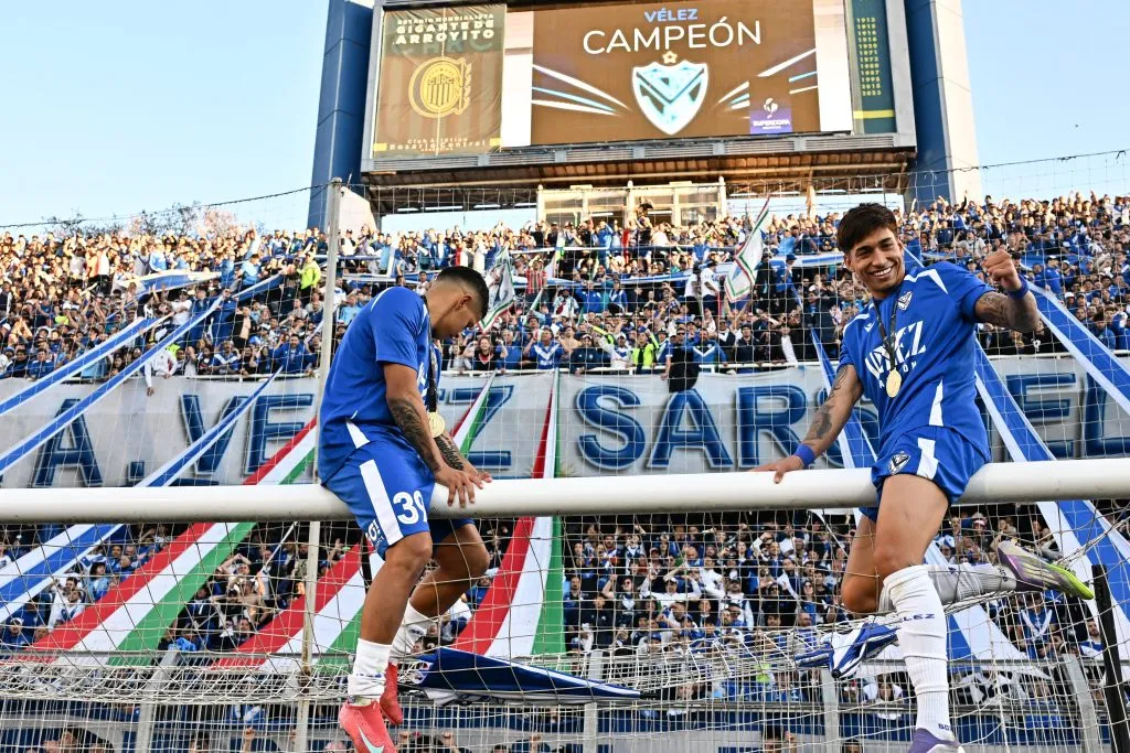Maher Carrizo celebra junto a Imanol Machuca el título de Vélez Sarsfield. (Luciano Bisbal/Getty Images).