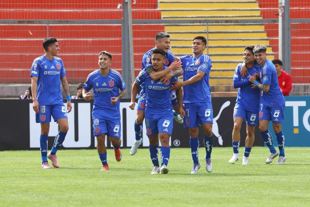 Nicolás Guerra demuestra el alza en su nivel con la  titularidad ante Lanús. Foto: Jonnathan Oyarzun/Photosport