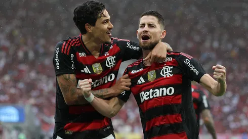 Pedro y Jorginho, dos figuras de Flamengo, celebran uno de los goles ante Palmeiras.