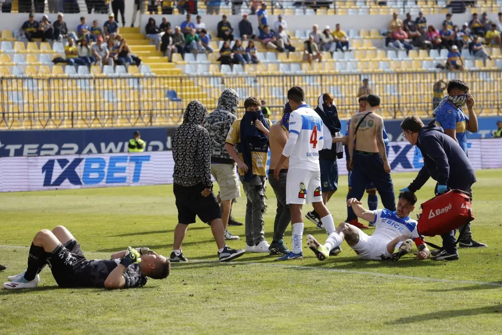 Ignacio González vivió un difícil momento: choque con Fernando Zampedri y posterior invasión de hinchas de Everton | Photosport