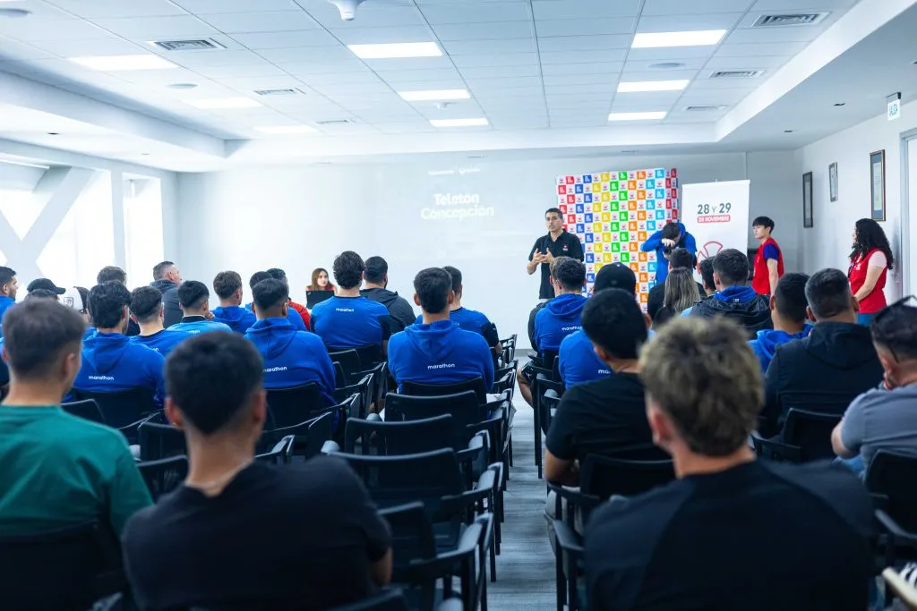 Otra imagen de las actividades que tuvo el plantel de Huachipato en esta visita al Centro Teletón de Concepción.
