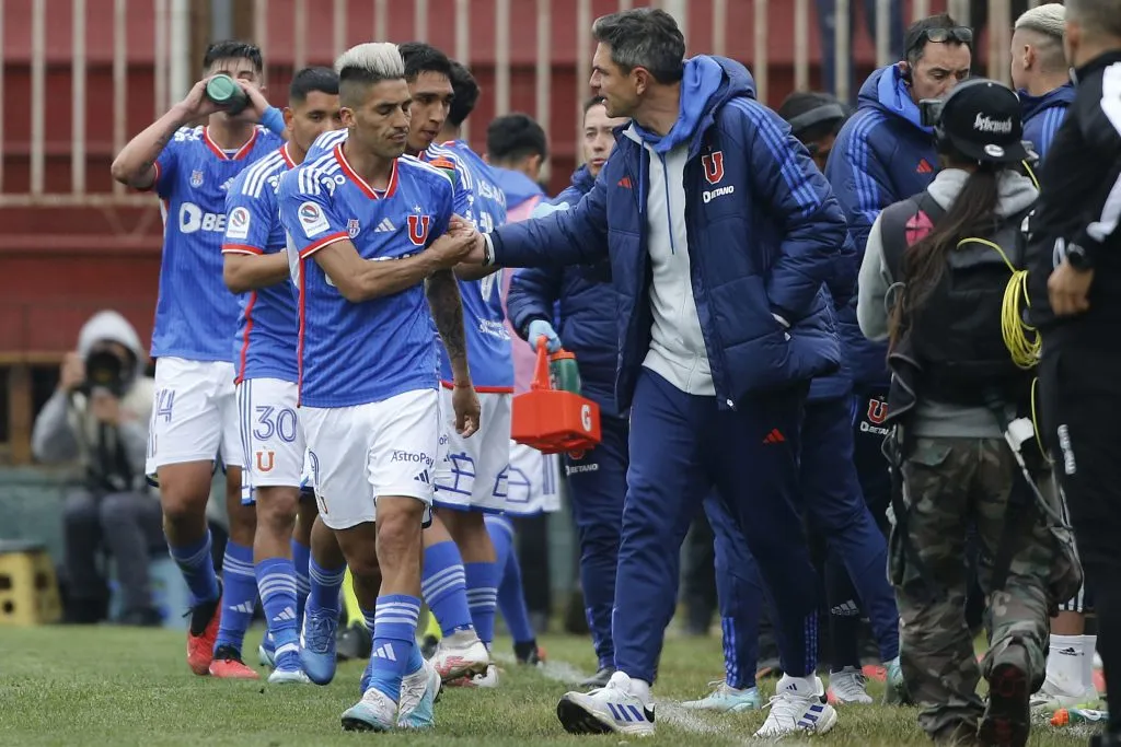 Mauricio Pellegrino felicita a Leandro Fernández en la U de Chile de 2023. (Dragomir Yankovic/Photosport).