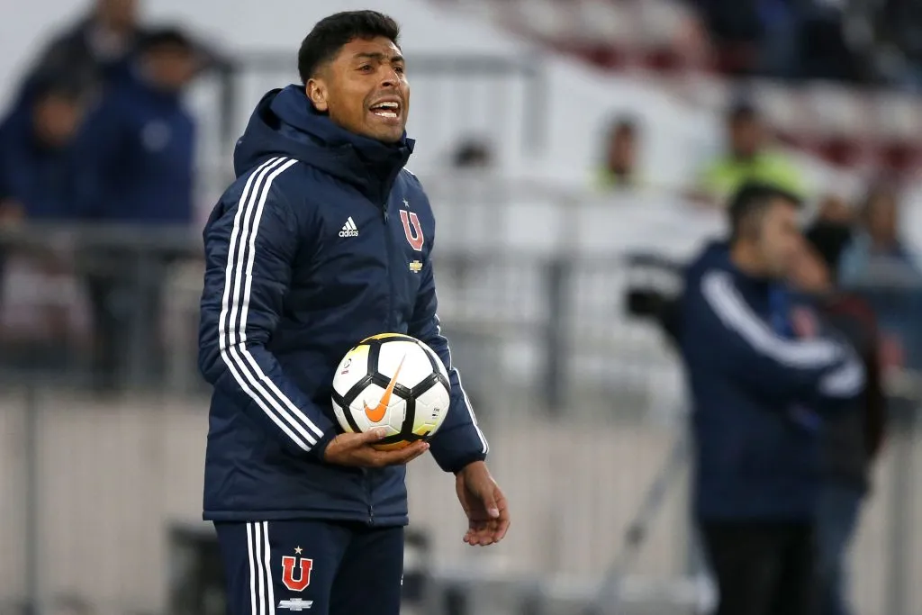 Gonzalo Jara no estuvo muy de acuerdo con Gustavo Álvarez. (Andres Pina/Photosport).