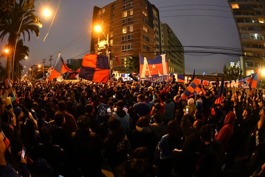 Los hinchas de la U quedaron molestos luego de la suspensión del banderazo. Foto:  Alejandro Pizarro Ubilla /Photosport