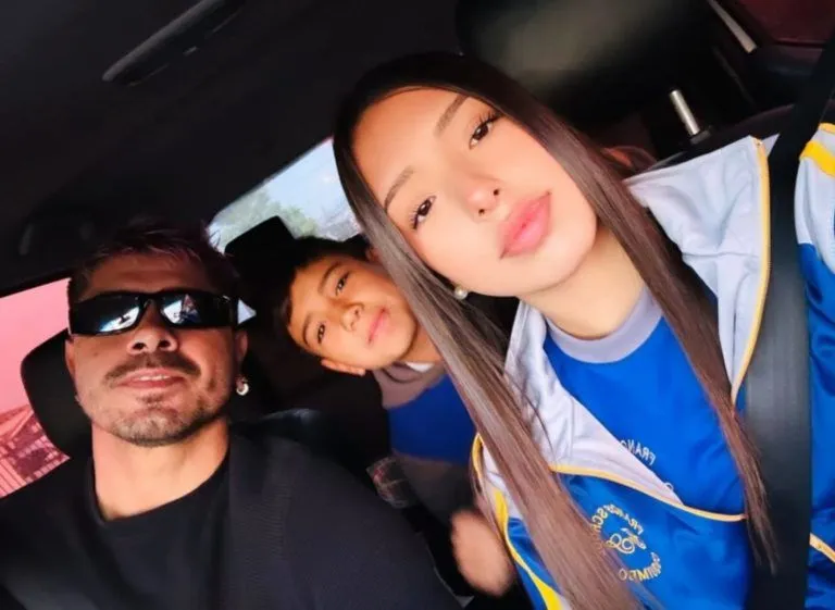 Diego Sánchez junto a sus hijos  Dominga y Salvador.