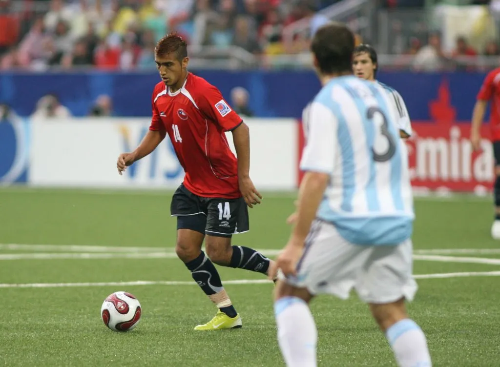 Arturo Vidal en acción ante Argentina por la semifinal del Mundial Sub 20. (Photosport).