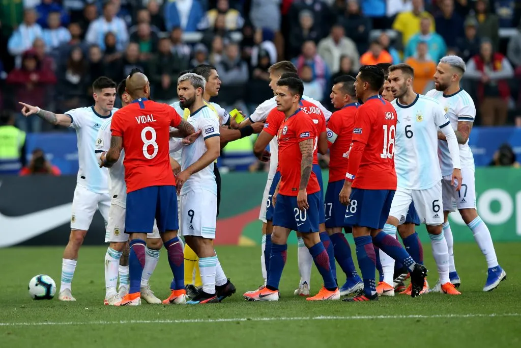 Alguno de los enfrentamientos de Vidal y Agüero en los partidos de Chile vs Argentina. (Alexandre Schneider/Getty Images).