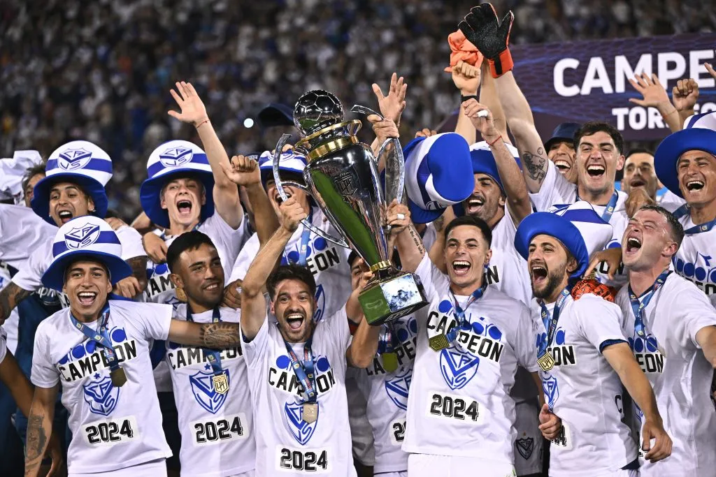 Agustín Bouzat levanta el trofeo de campeón con Vélez Sarsfield en Argentina. (Rodrigo Valle/Getty Images).