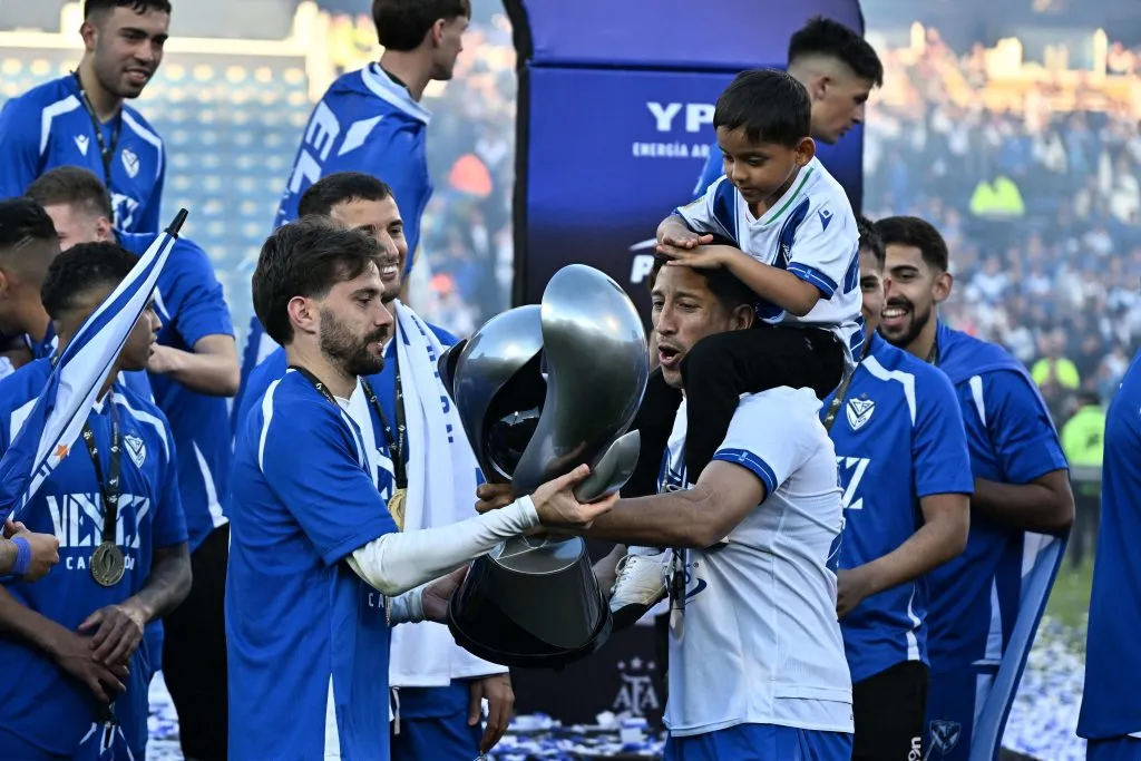 Agustín Bouzat celebra la Supercopa de Argentina junto a Rodrigo Aliendro. (Luciano Bisbal/Getty Images).