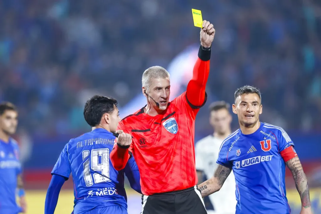 Anderson Daronco dirigió a la Universidad de Chile en el duelo de ida de octavos ante Independiente. (Foto: Pepe Alvujar/Photosport)