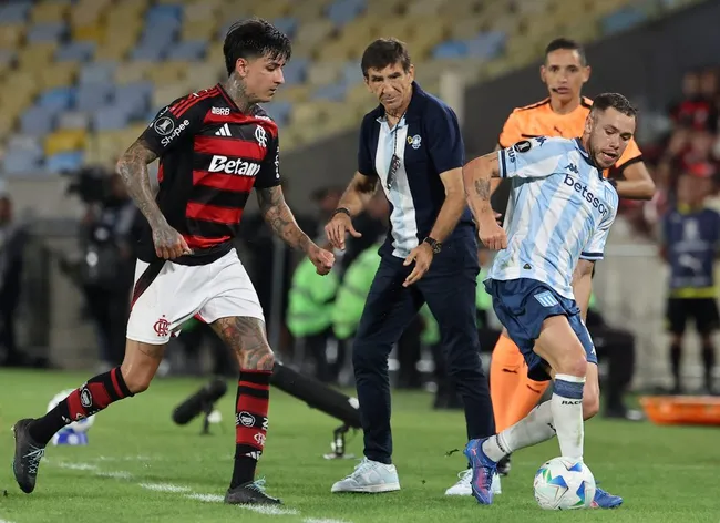 Erick Pulgar ante Racing en el estadio Maracaná. (Wagner Meier/Getty Images).