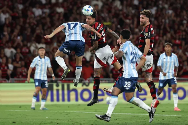 Erick Pulgar disputa una pelota aérea en el Flamengo ante Racing. (Wagner Meier/Getty Images).