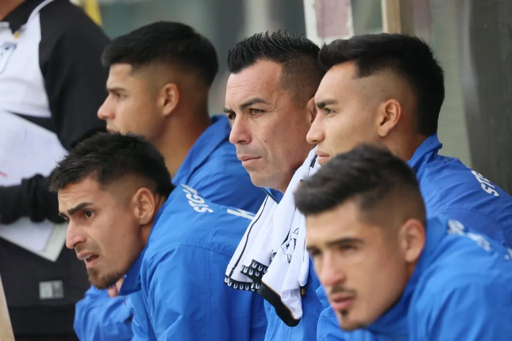 Esteban Paredes en la banca de Santiago Morning. (Dragomir Yankovic/Photosport).