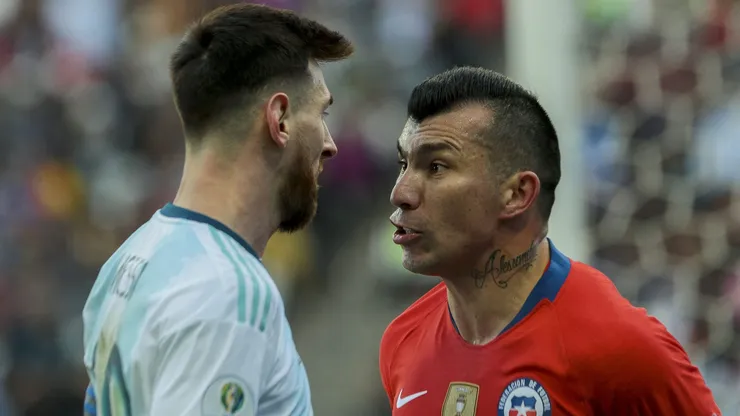 Medel en la Copa América de 2019 ante Lionel Messi.