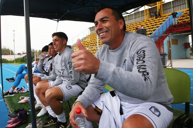 Esteban Paredes tiene complicado a Santiago Morning. (Marcelo Hernandez/Photopsort).