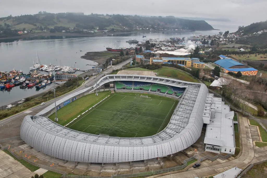 Tras 12 años de uso, la cancha del Chinquihue se renovará. (Foto: Instituto Nacional de Deportes)