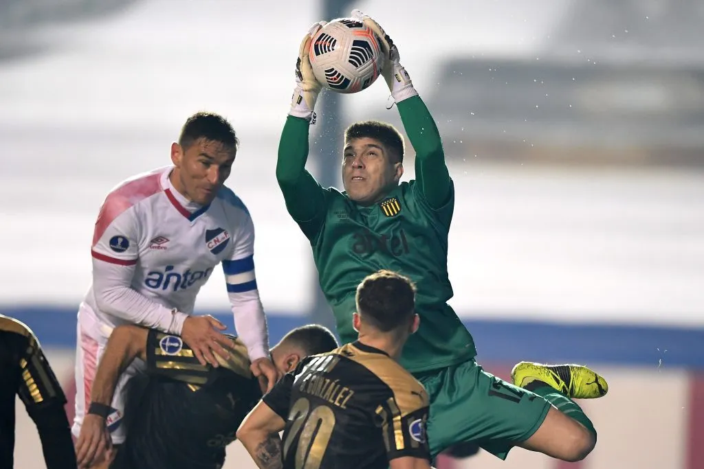 Kevin Dawson en sus etapas con Peñarol en pleno clásico ante Nacional. (Eitan Abramovich – Pool/Getty Images).