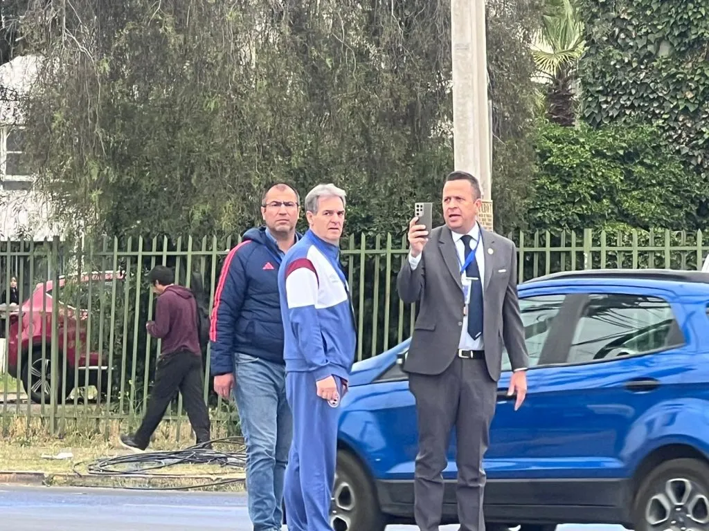 El comisario de la Conmebol, con el delegado de Lanús y el jefe de seguridad de la U. Foto: Cristián Fajardo