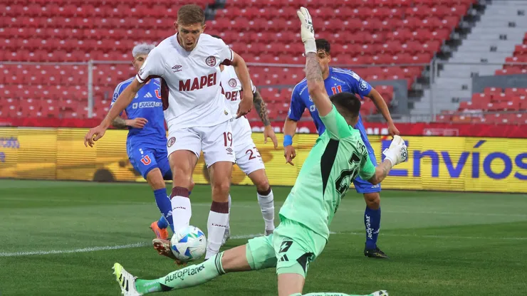 Rodrigo Castillo marcando el segundo gol de Lanús.