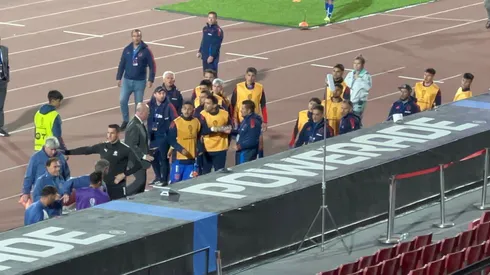 La pelea de las bancas en el final del partido.