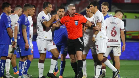 La U empató con un polémico penal.