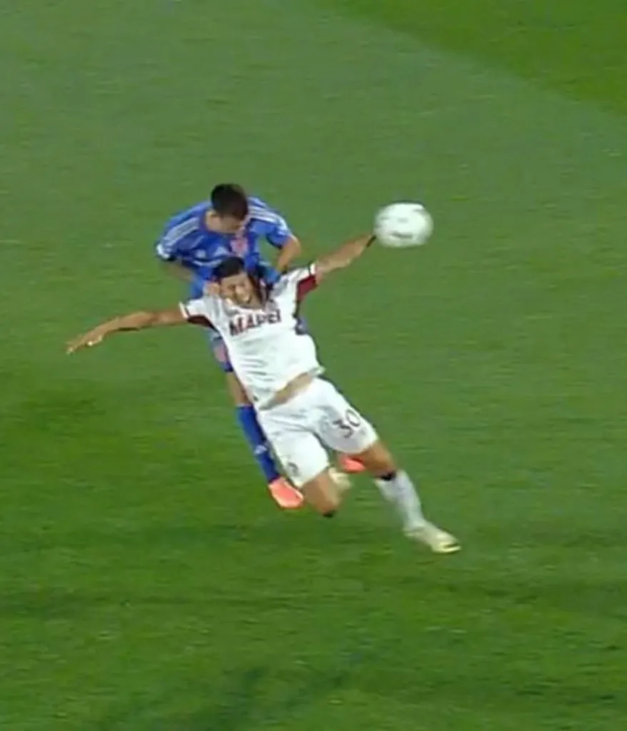 ¿Falta o penal? La jugada que desató el furioso reclamo de Lanús