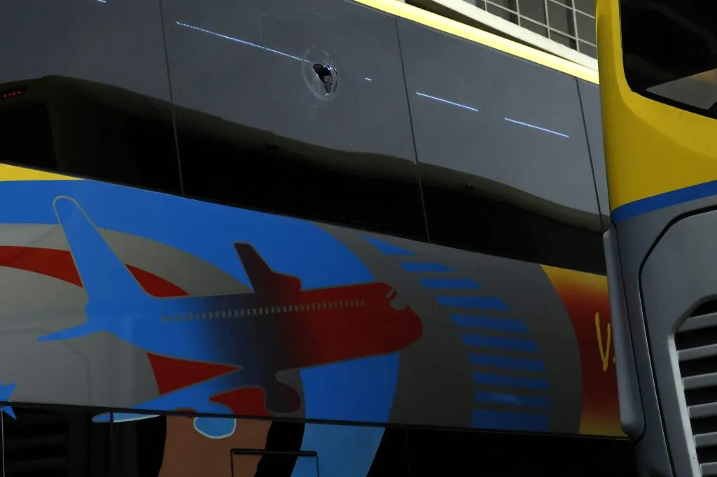 Así quedó el bus que transportaba a Lanús | Photosport