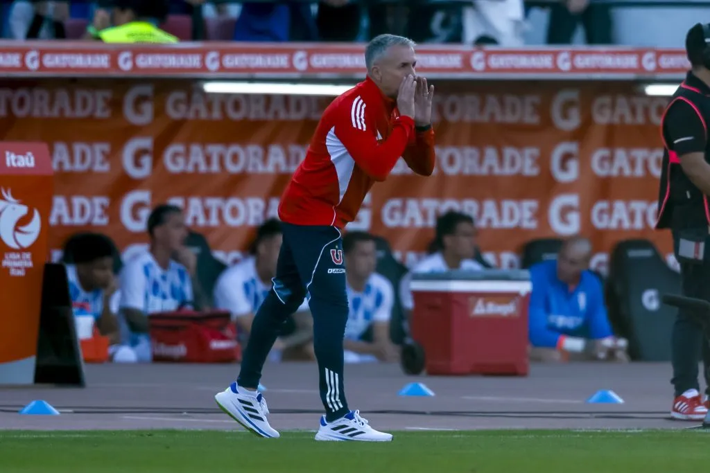 Gustavo Álvarez le remarcó al plantel de la U que deben ganar a toda costa ante Católica. Foto: Photosport.
